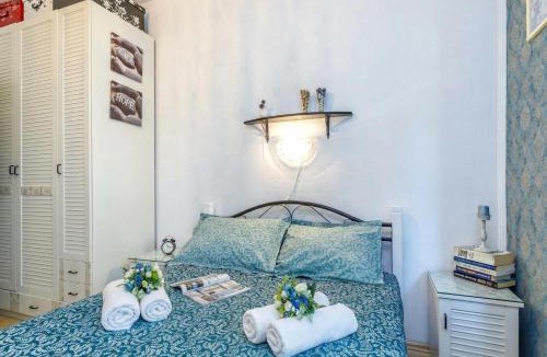 Sarsoni Apartment | Cozy Home with Private Garden - Happy Rentals