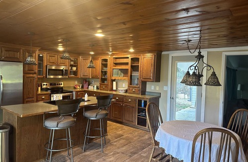 Mammoth Spring House | Cozy Home with River View