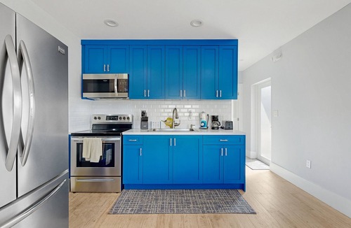 Little Venice House | Cozy home with water access, full kitchen, internet, AC