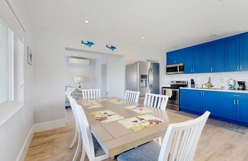 Little Venice House | Cozy home with water access, full kitchen, internet, AC