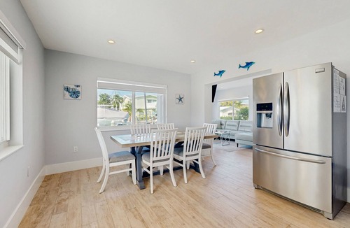 Little Venice House | Cozy home with water access, full kitchen, internet, AC