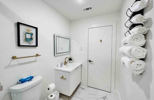 Old East Dallas Apartment | Cozy Hotel Setup & Free Parking