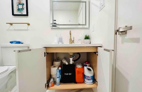 Old East Dallas Apartment | Cozy Hotel Setup & Free Parking