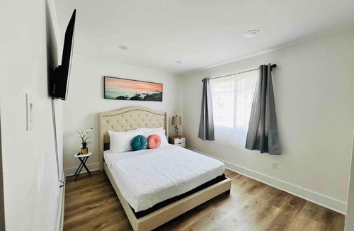 Old East Dallas Apartment | Cozy Hotel Setup & Free Parking