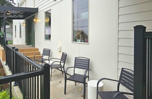 Winlock Apartment | Cozy Hotel-Style Stay w/On-Site Gift Store & Event Space Access!