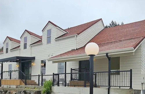 Winlock Apartment | Cozy Hotel-Style Stay w/On-Site Gift Store & Event Space Access!