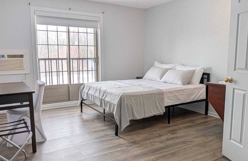Varennes Hotel | Cozy Hotel Suite – 3 Bedrooms, 3 Bathrooms, Full Kitchen & Bright Living Room