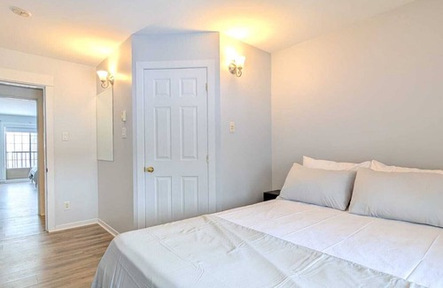 Varennes Hotel | Cozy Hotel Suite – 3 Bedrooms, 3 Bathrooms, Full Kitchen & Bright Living Room