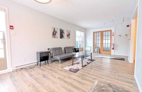 Varennes Hotel | Cozy Hotel Suite – 3 Bedrooms, 3 Bathrooms, Full Kitchen & Bright Living Room