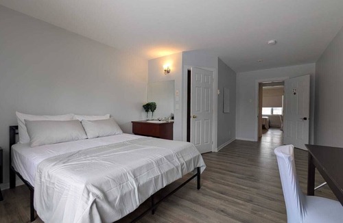 Varennes Hotel | Cozy Hotel Suite – 3 Bedrooms, 3 Bathrooms, Full Kitchen & Bright Living Room