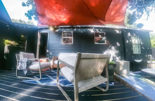 Handley House | Cozy House - 1 Bedroom with Shared Bathroom