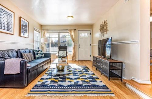 Bluemont House | Cozy House 10min to Monuments and DC by CozySuites