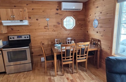 York Cottage | Cozy House/Cottage, minutes to National Park & Golf Course