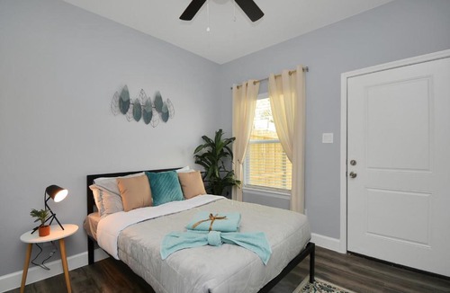 Southeast Houston House | Cozy House for group trips - Near Hobby, NRG, Med Center, UH, TSU