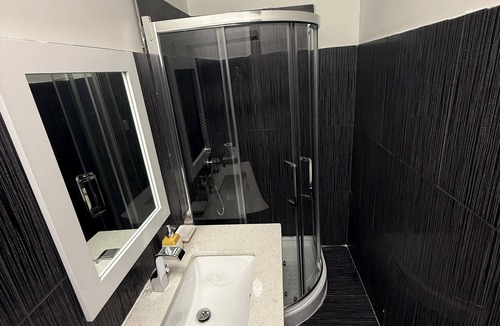 Oakridge House | Cozy house in charming Toronto with WiFi, AC