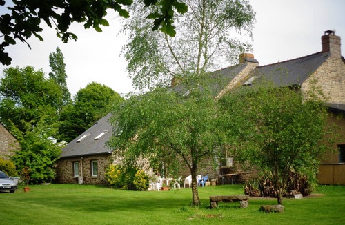 Combourg Cottage | Cozy house in large garden