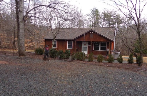 Pittsville House | Cozy house in private Leesville Lake community