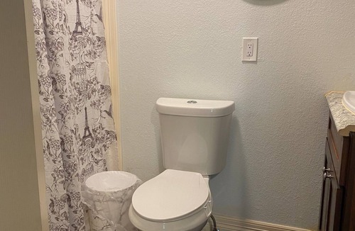 Iowa Colony House | Cozy house in welcoming Rosharon with WiFi, AC