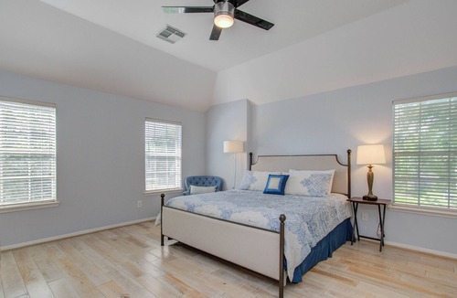 League City House | Cozy House near NASA perfect for family visitors, plenty of living space!