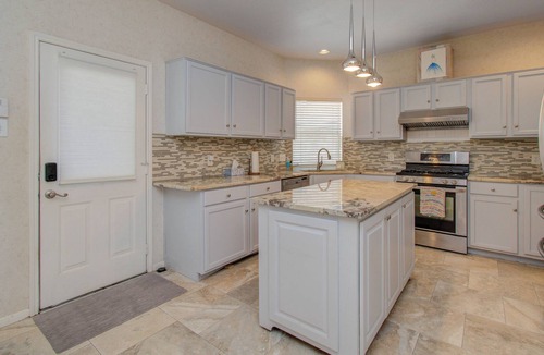 League City House | Cozy House near NASA perfect for family visitors, plenty of living space!