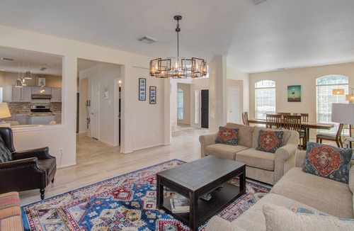 League City House | Cozy House near NASA perfect for family visitors, plenty of living space!