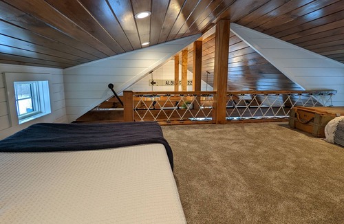 Alburg House | Cozy House on Lake Champlain with Massive Deck - Beautiful Sunsets!!