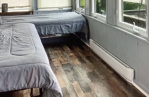 St. Albans House | Cozy house on Lake Champlain, sunsets, dog friendly, 1.5 bath, kayaks, mooring
