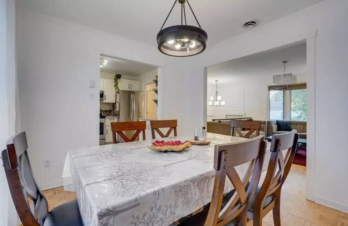 Saint-Hubert House | cozy house parking private Montrealnn