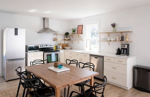 Prince Edward House | Cozy House | Walk to Picton Main |Pet-friendly