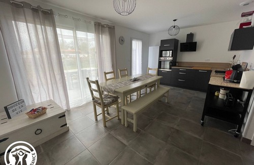 Saint-Reverend Cottage | "Cozy House with Garden, Bike Garage & Modern Amenities, 8km from Beach"