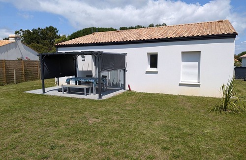Saint-Reverend Cottage | "Cozy House with Garden, Bike Garage & Modern Amenities, 8km from Beach"