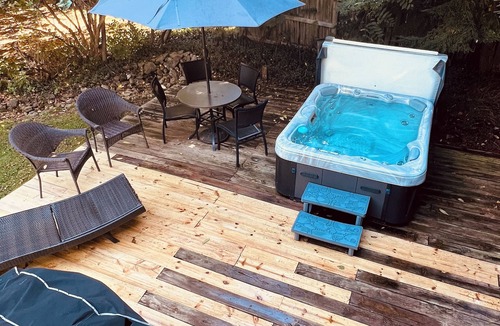 Macedon House | Cozy House with Hot Tub