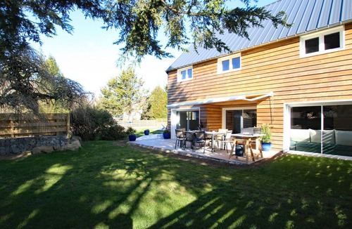 Jullouville Cottage | Cozy house with private pool in Jullouville