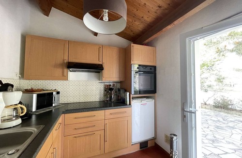 La Gueriniere House | Cozy House with Terrace, Near Beach & Shops - Sleeps 6