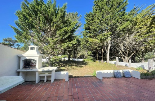 La Gueriniere House | Cozy House with Terrace, Near Beach & Shops - Sleeps 6