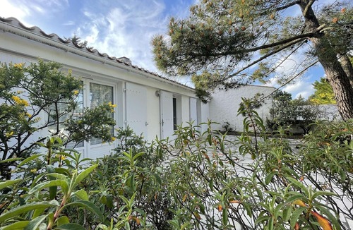 La Gueriniere House | Cozy House with Terrace, Near Beach & Shops - Sleeps 6