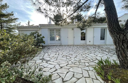 La Gueriniere House | Cozy House with Terrace, Near Beach & Shops - Sleeps 6