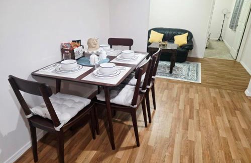 Woodlake - Briar Meadow House | Cozy Houston Retreat Near Galleria-2BR