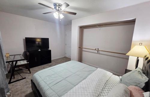 Woodlake - Briar Meadow House | Cozy Houston Retreat Near Galleria-2BR