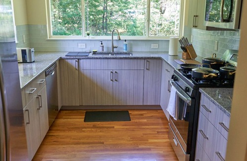 Beemerville House | Cozy Huguenot Hideaway