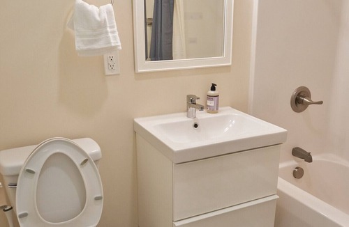 Beemerville House | Cozy Huguenot Hideaway