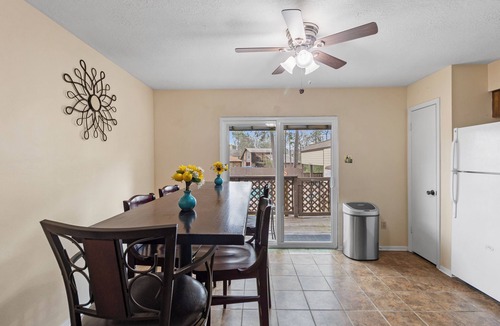 Huntsville House | Cozy Huntsville Condo/2BR Near SHSU/Pool/WiFi/Free Parking
