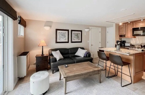 Greenbrae Apartment | Cozy in Marin