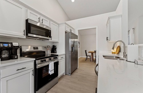 Maxwell House | Cozy Indy Home | Yard, Garage & Fast WiFi