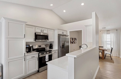 Maxwell House | Cozy Indy Home | Yard, Garage & Fast WiFi