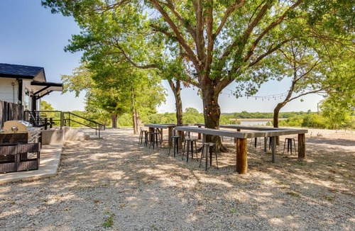 Weston House | Cozy Interior + Lake View: McKinney Ranch Home!