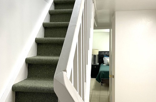 Cabbagetown South Apartment | Cozy & Inviting 2 bed suite by Distillery District