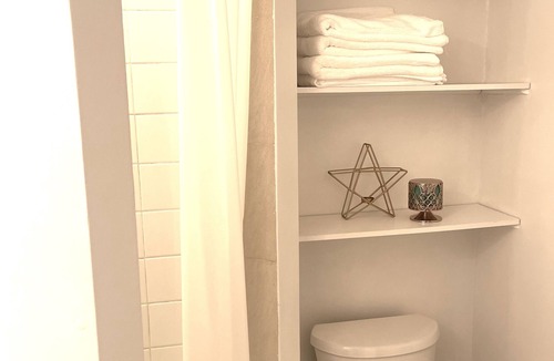 Cabbagetown South Apartment | Cozy & Inviting 2 bed suite by Distillery District