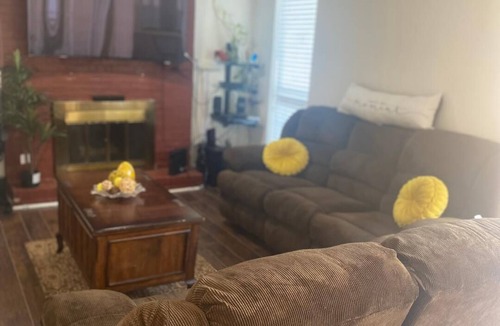 Norcross House | Cozy Inviting Townhome