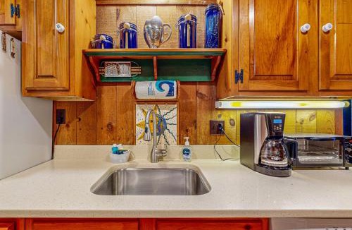 Edgartown House | Cozy Island Cabin